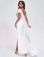 فستان سهرة مطرز مكشوف الكتف بفتحة جانبية  - أبيض